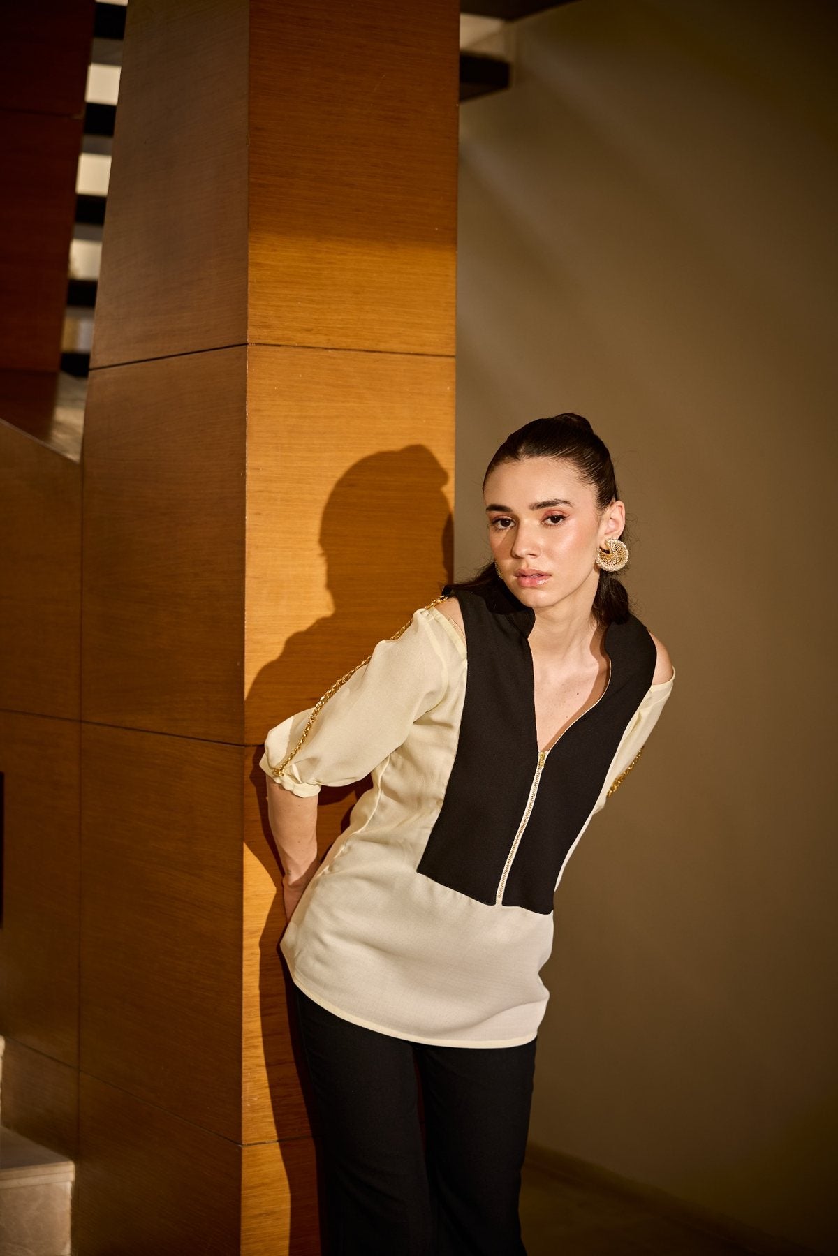 GLAMOUR CHAIN ACCENT SHIRT