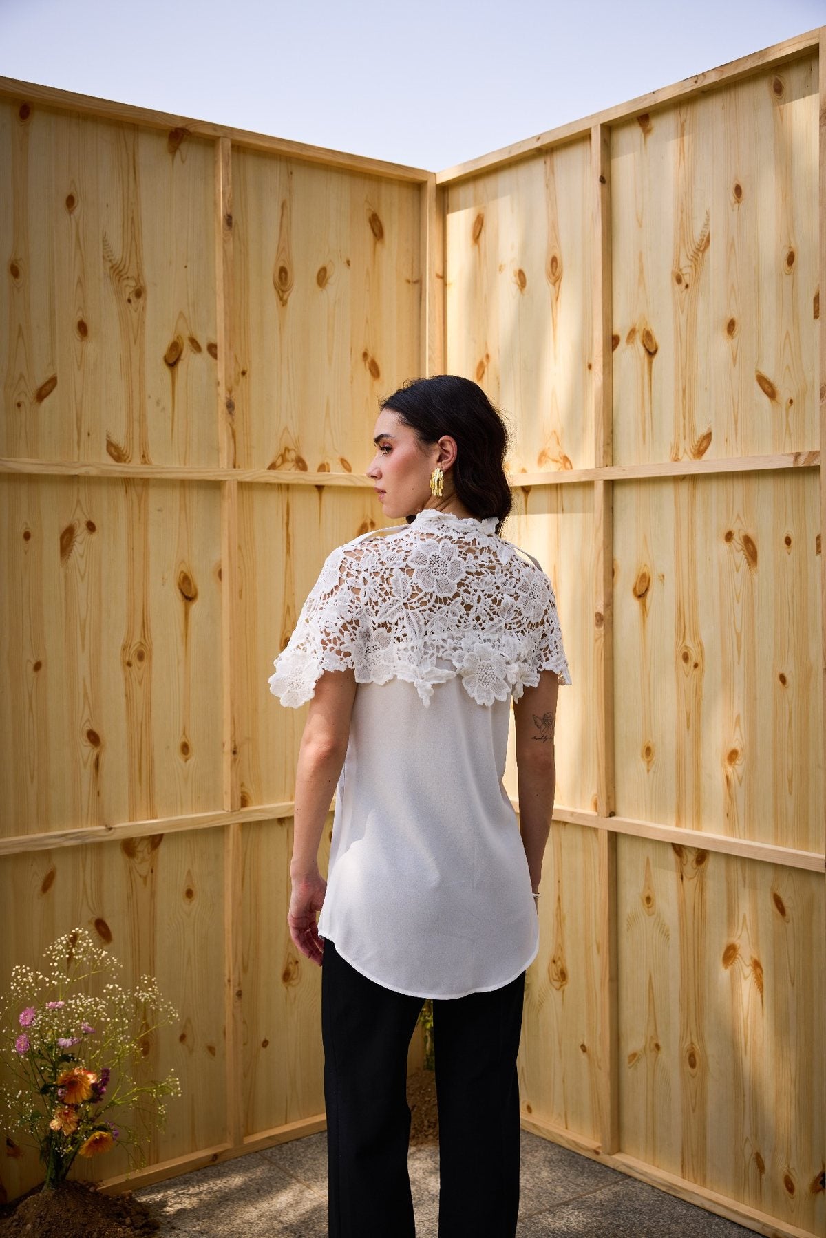 WHITE SCULPTED FLORALS SHIRT